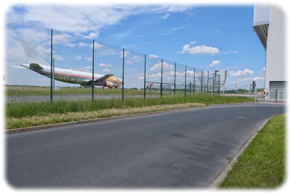 Gleich neben dem Fughafen und den Elbe-Flugzeugwerken (EFW) beginnt der Industriepark Klotzsche, der nun ordentliche Straßen bekommen hat. Foto: Bernhard Albrecht für die LHD-Wifö
