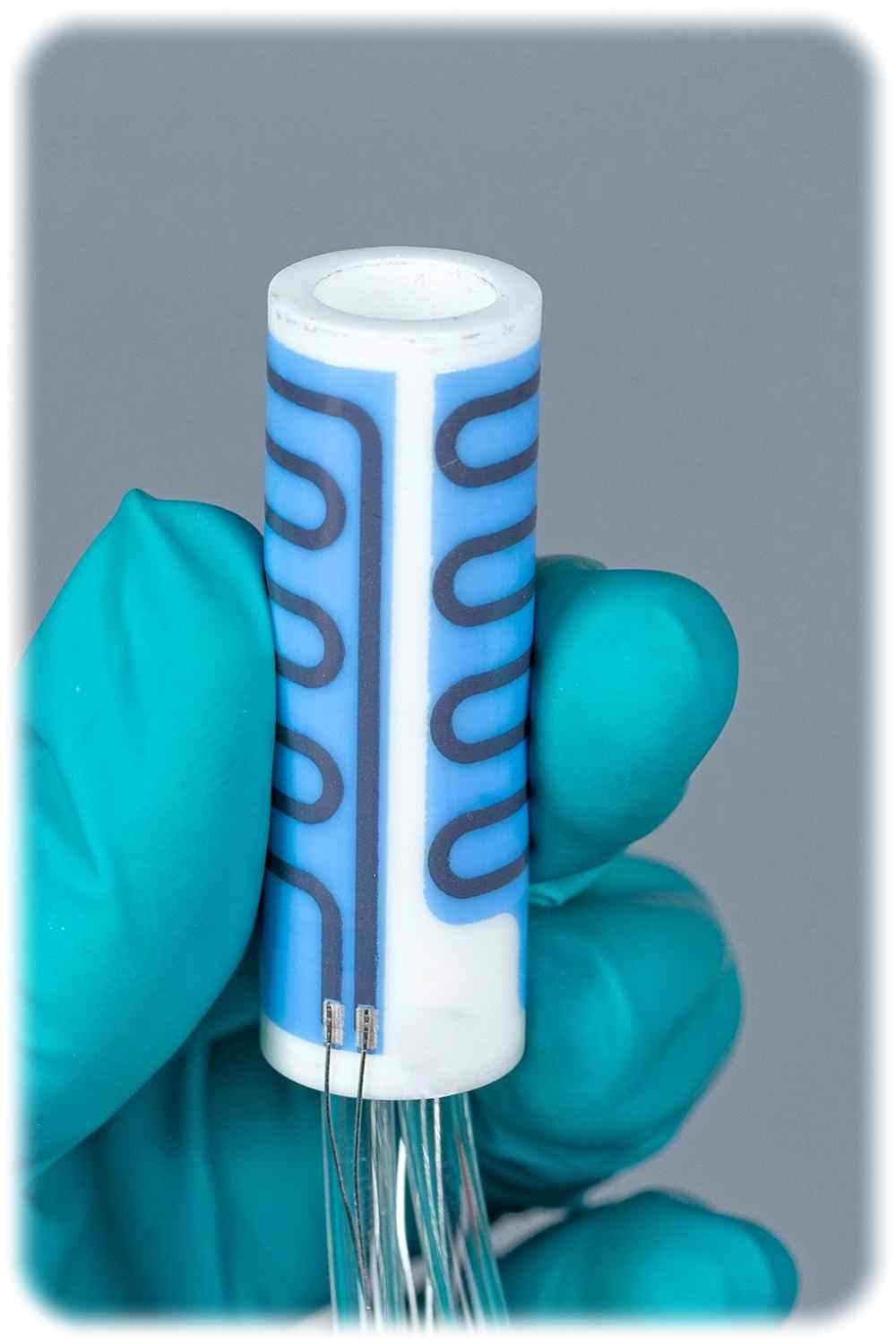 Außen mit Elektrotechnik bedruckt: die keramischen Miniöfen können PCR-Tests von Viren beschleunigen. Foto: Fraunhofer IKTS