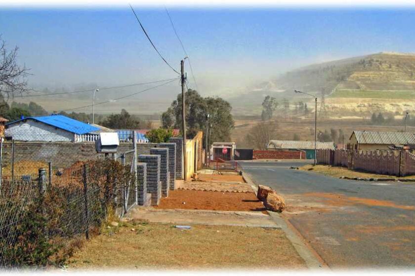 Staub in der Nähe von Bergwerkshalden in Johannesburg, Südafrika. Foto: Angela Mathee, SAMRC