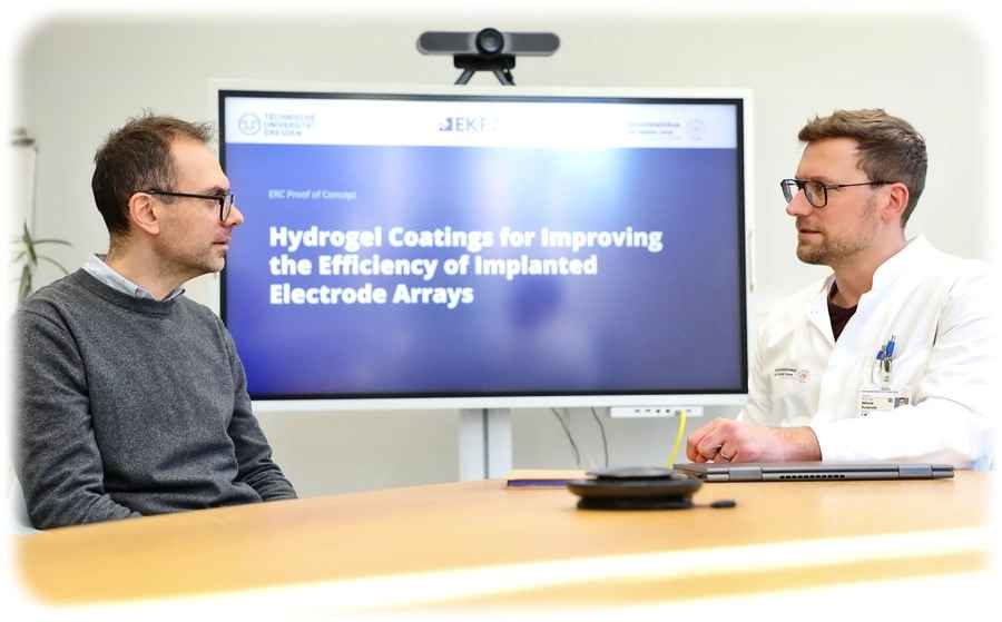 Prof. Ivan Minev (links) und Neurochirurg Dr. Witold Polanski diskutieren die Möglichkeiten neuer bioelektronischer Implantate. Foto: Anja Stübner für das EKFZ