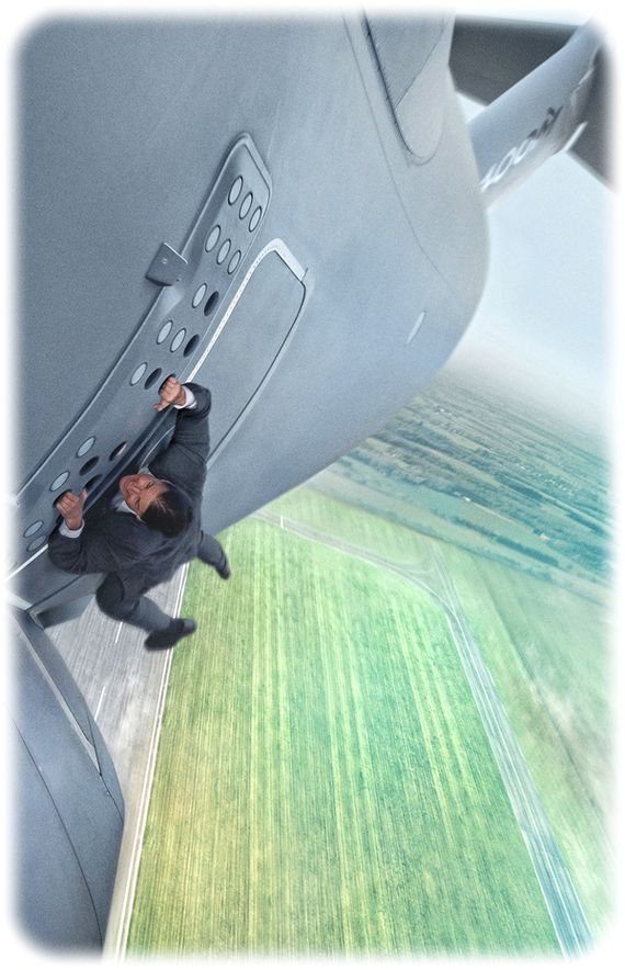 Laut Doku zum Film wurde hier nicht mit dem SFX-Computer getrickst, sondern tatsächlich Tom Cruise selbst auf einem startetenden Militär-Airbus gefilmt. Szenefoto: Paramount