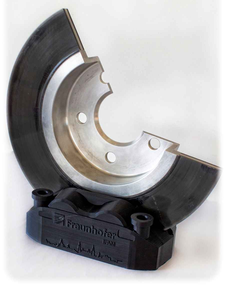 Angeschnittenes Modell eine Entropie-Keramik-Bremsscheibe vom Fraunhofer-Ifam aus Dresden. Foto: Ifam