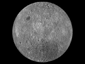 Aus 15.000 Einzelfotos von der LRO-Sonde wurde dieses Mond-Foto zusammengesetzt. Abb.: NASA