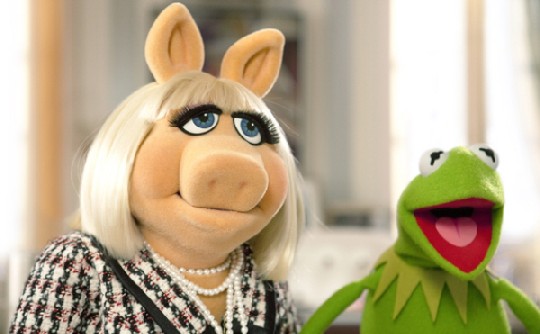 Miss Piggy und Forsch Kermit suchen verzweifelt einen Promi als Zugpferd für ihre Show - und greifen schließlich zu verzweifelten Maßnahmen. Abb.: Disney