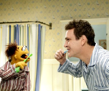 Ewige Kinder: Die Brüder Walter (l.) und Gary lieben die Muppets. Abb.: Disney