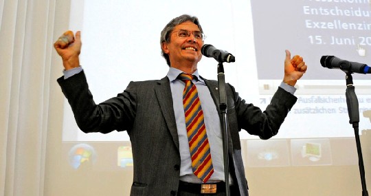 Prof. Hans Müller-Steinhagen, Rektor der TU Dresden, jubelt beim Exzellenzzuschlag für seine Uni. Abb.: Exkold, TUD