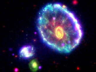 Eine der faszinierenden Aufnahmen, die mit GALEX-Hilfe zu stande kam: Die Wagenrad-Galaxis, etwa 500 Millionen Lichtjahre von der Erde entfernt. Abb.: NASA