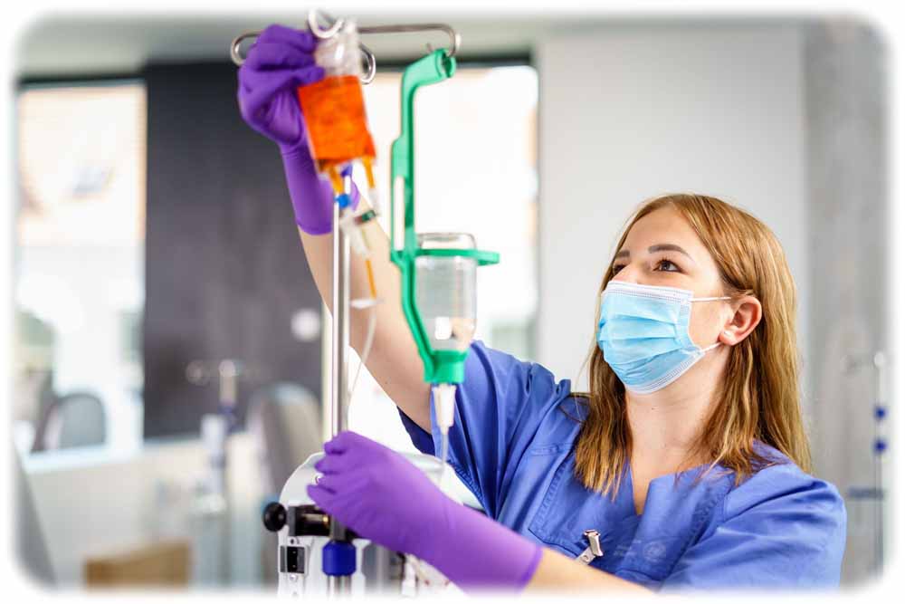Eine NCT-Mitarbeiterin bereitet das Zuckertraining der weißen Blutkörperchen für den Kampf gegen Krebs vor. Foto: André Wirsig für das NCT/UCC/