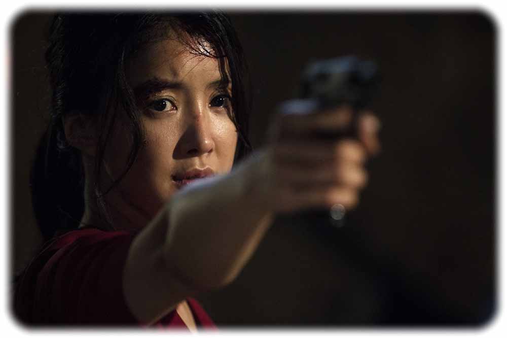 Inae (Si-young Lee) kann es nicht leiden, wenn ihre Schwester entführt und zur Sexsklavin gemacht wird. Szenenfoto aus "No Mercy": Busch Media