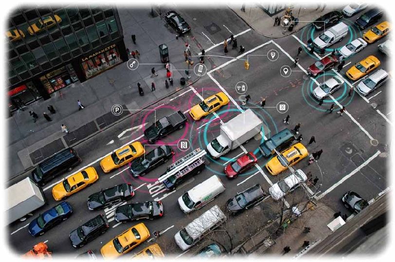 Im modernen Großstadt-Verkehr gewinnt das lange Zeit nur theoretisch diskutierte „Internet der Dinge“ bereits praktische Bedeutung: Weltweit arbeiten führende Automobil-Hersteller, -Zulieferer und -forscher daran, die zahlreichen funkfähigen Geräte, die heute schon auf den Straßen unterwegs sind, zu vernetzen, um den Verkehr sicherer und bequemer zu machen: Die Funkblasen von Smartphones zum Beispiel können wie ein Annäherungsalarm zwischen Fahrzeugen und Fußgänger wirken, aber auch Navi-Geräte und Radarsensoren im Autos oder GPS-Halsbänder für Hunde können – miteinander vernetzt – Unfalle vermeiden helfen. Foto: NXP
