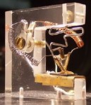 Nachbau des ersten Transistors, Abb.: Stahlkocher/Wikipedia