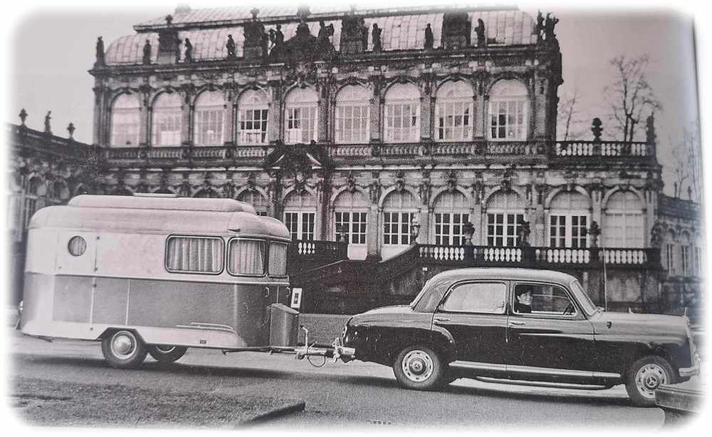 Werbefoto mit dem Mercedes von Sohn Manfred und Nagetusch-Wohnwagen vor dem Dresdner Zwinger. Repro (hw) aus: Hartwig/Suhr: "Nagetusch..."
