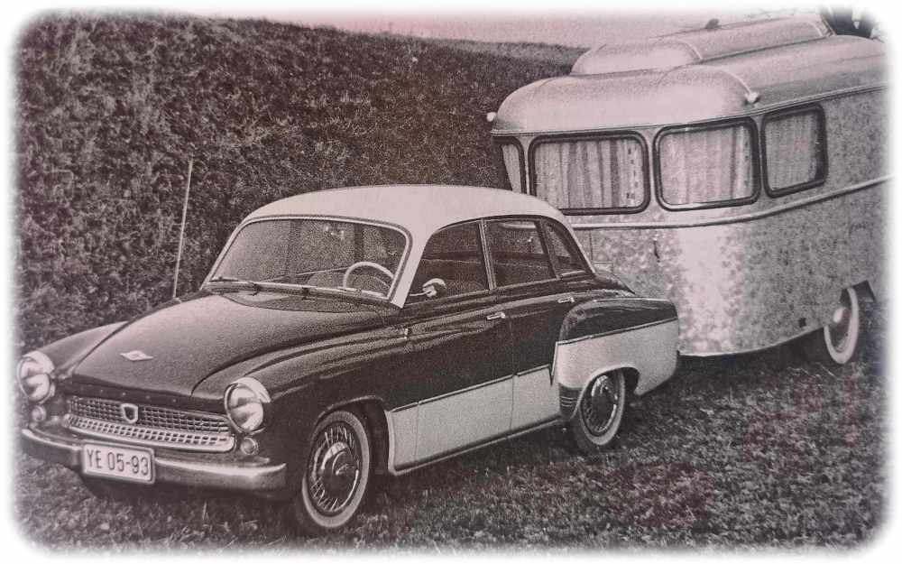 Der Nagetusch-Wohnwagen "Cabinet" mit einem Wartburg 311 als Zuggefährt. Der "Cabinet" war mit 2,6 Metern der kleinste Wohnwagen im Programm des Dresdner Betriebes. Repro (hw) aus: Hartwig/Suhr: "Nagetusch..."