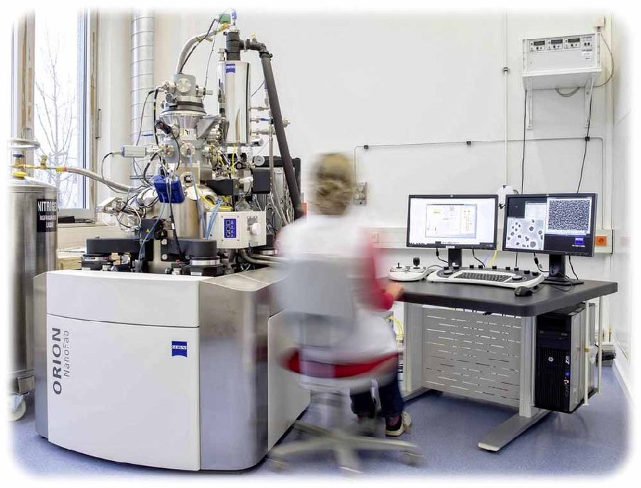 Dieses Ionenmikroskop in Dresden-Rossendorf kann 3D-Bilder von Strukturen liefern, die nur wenige Nanometer klein sind. Das Ionenmikroskop am HZDR produziert einen ultrafein gebündelten Strahl aus Neon-Ionen. Damit lassen sich dünne Schichtstapel so modifizieren, dass sich nach einer zusätzlichen Temperaturbehandlung selbstständig Silizium-Quantenpunkte bilden. Foto: HZDR / Oliver Killig