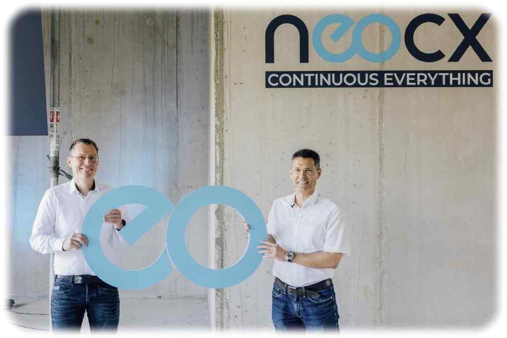 Tracetronic-Chef Rocco Deutschmann (links) und VW-Elektronikentwicklungsleiter Axel Heinrich halten ein "e" und ein "o" zusammen. die Buchstaben symbolisieren das gemeinsame Joint-Venture ""Neocx". Foto: Volkswagen