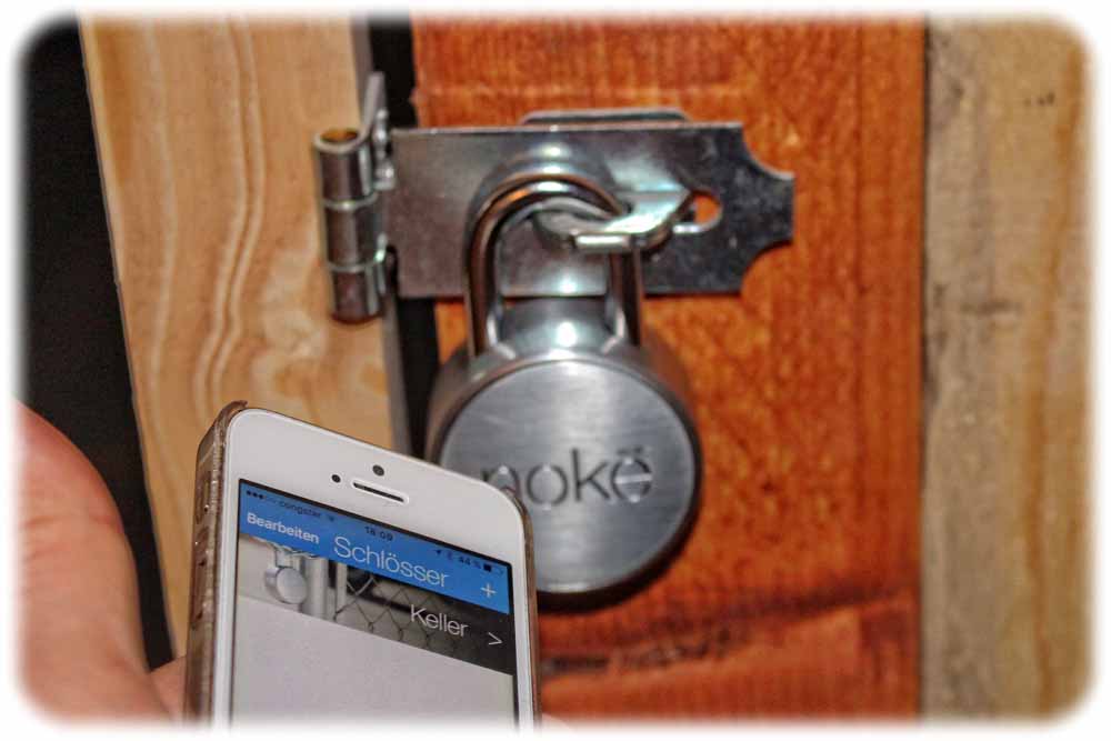Nicht mit Schlüsseln, sondern per Smartphone und App werden die digitalen Noke-Schlösser geöffnet. Slock.it aus Mittweida will dahinter eine abgesicherte Wertschöpfungskette für gemeinsam genutze Wohnungen und andere Ressourcen aufbauen. Foto: Heiko Weckbrodt