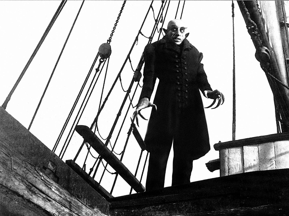 Nosferatu segelt flugs in die Stadt, um sich an Mädchenblut zu laben. Abb.: Ufa
