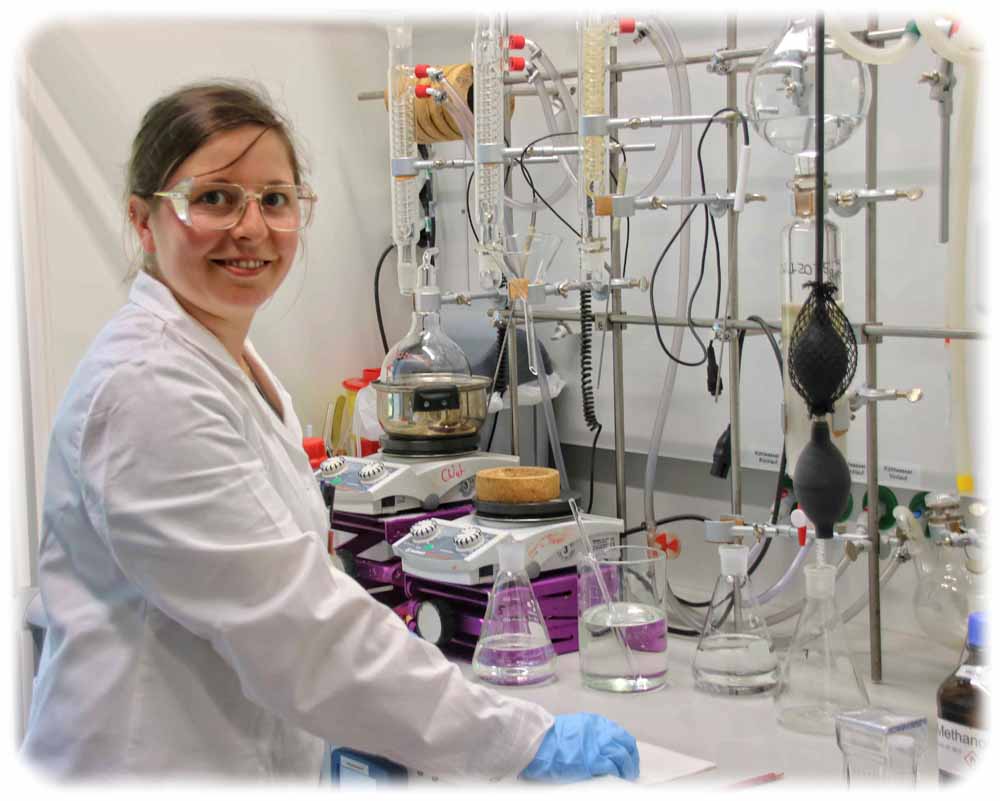 Laborantin Cornelia Wuttke trennt im Novaled-Technikum die Dotierstoffe für Oleds. Foto: Heiko Weckbrodt