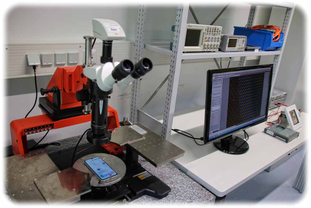 Ein samsung-Smartphone unterm Mikroskop: Im Novaled-Hauptquartier untersuchen die Ingenieure und Techniker, wie gut die einzelnen Bildpunkte (Pixel) auf dem Oled-Bildschirm funktionieren. Foto: Heiko Weckbrodt