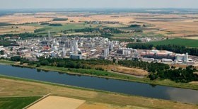 Luftbild vom Werk Nünchritz - hier sind derzeit über 1400 Mitarbeiter tätig. Abb.: Wacker