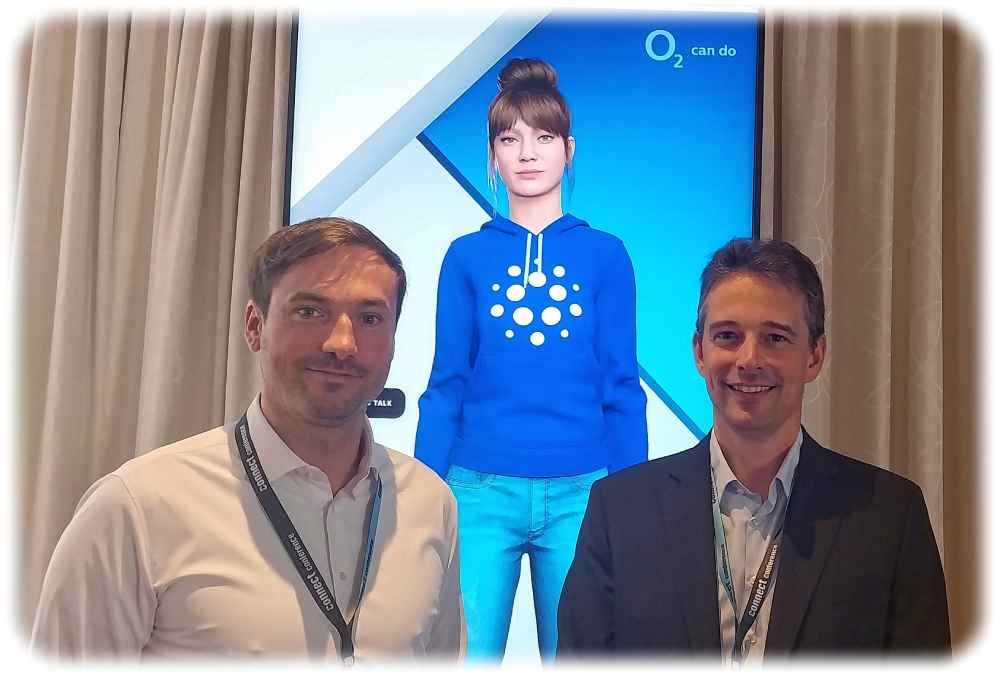 Florian Streicher (l.) und Alexander Seitz von O2 Telefonica stehen neben der neuen Avatarin "Aura". Foto: Heiko Weckbrodt