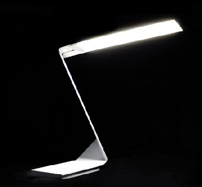 Die OLED-Lampe aus der Bautzner "L-Serie" ist wie ein in sich verdrehtes Z geformt und ist aus Alu, OLEDs und Senosren konstruiert. Foto: Wucher und Reibach