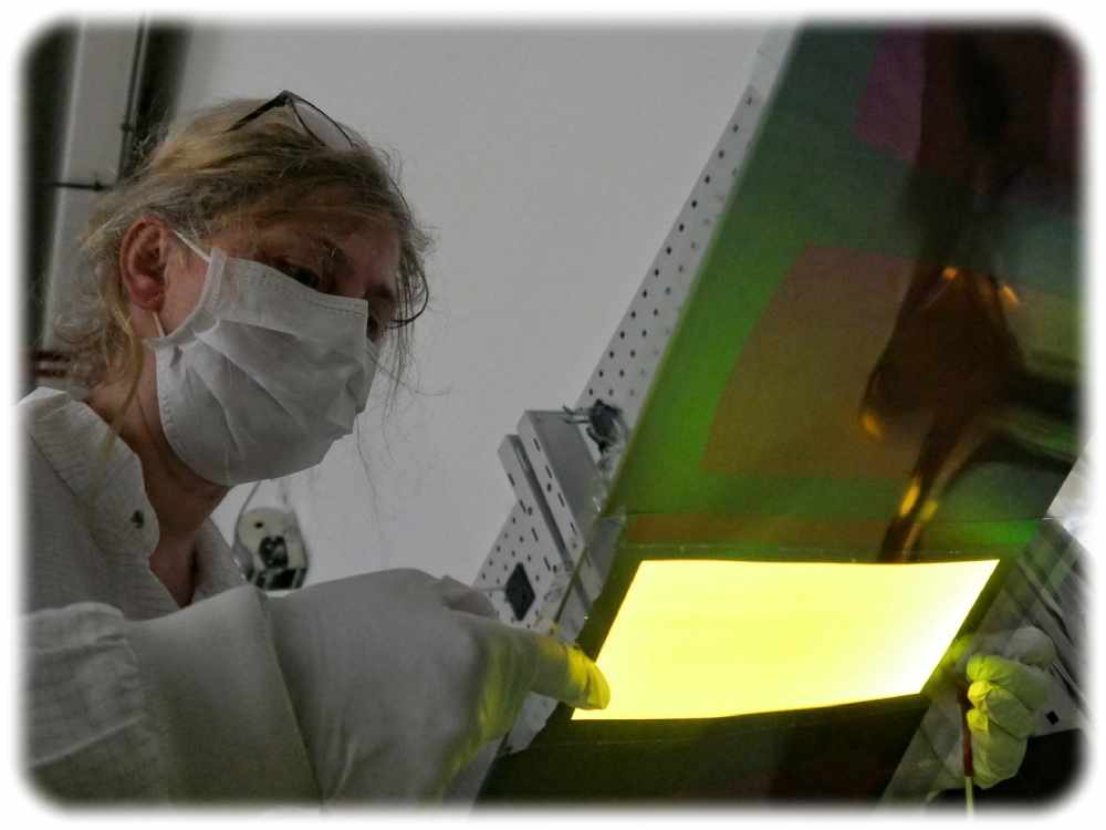Erstinspektion einer OLED nach der Rolle-zu-Rolle Prozessierung und vor dem Laser-Vereinzeln. Foto: Fraunhofer FEP
