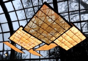 "OBRANCH" hat Designerin Irena Kilibarda diese OLED-Installation genannt. Gut zu sehen ist der Transparenz-Effekt. Abb.: IPMS