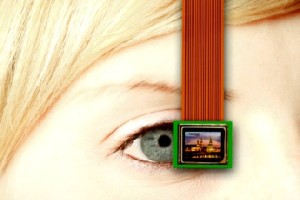 Kernkomponenten der Datenbrille sind OLED-Displays, die vor dem Auge reale und virtuelle Umgebung einspeigeln. Abb.: Comedd