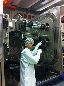Dr. Stefan Mogck inspiziert die Vakuumkammer, in der die organischen Komponenten aufgedampft werden. Abb.: hw