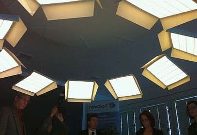 Als Demonstrator konstruierte das OLED100-Konsortium auch diese Konferenztisch-Beleuchtung aus OLEDs. Abb.: Heiko Weckbrodt