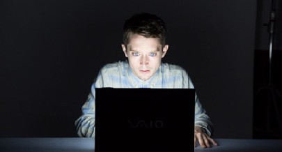 Der naive Blogger Nick (Elijah Wood) verstrickt sich in eine digitale Hetzjagd. Foto: Maritim Pict.