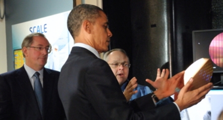 US-Präsident Barack Obama bei einem Besuch in der Intel-Fabrik Oregon. In Wahljahren treiben sich Politiker massenhaft in Unternehmen herum und verteilen gerne schnelle Konjunkturprogramme. Abb.: Intel