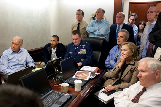 US-Präsident Barack Obama (2. v. l.) und sein Führungszirkel schauen live zu, wie Terrorist Osama bin Laden auf ihren Befehl hin getötet wird. Foto: Pete Souza, US-Regierung, Wikipeia, public domain