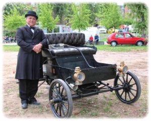 Prpfstands-Techniker Mario Schubert vom Institut für Automobiltechnik Dresden (IAD) der TUD zeigt das restaurierte Oldsmobile der TU-Autofreunde. Foto: Heiko Weckbrodt