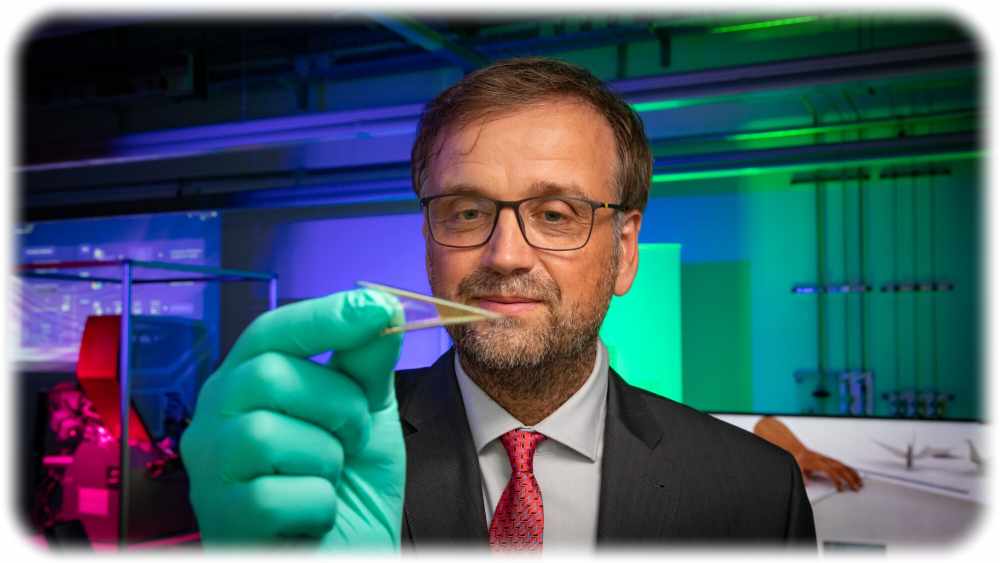 Prof. Dr. Oliver G. Schmidt ist Pionier bei der Erforschung und Entwicklung extrem kleiner, formbarer und flexibel einsetzbarer Mikrorobotik. Foto: Jacob Müller für die TUC