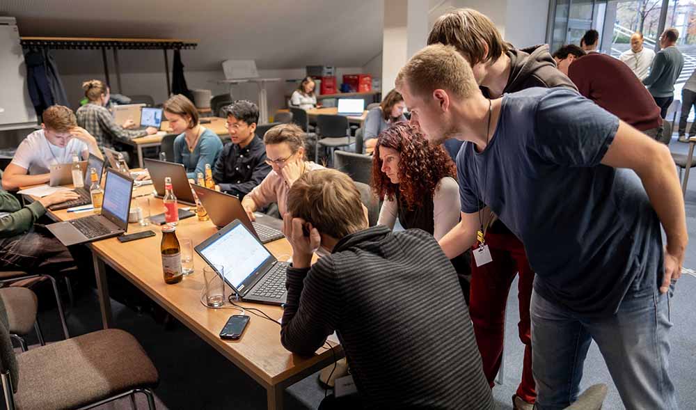 Datenprofis beim "Open Data"-Hackthon 2019 im Slub-Makerspace in Dresden. Foto. Tobias Sauer für die Landeshaupstadt Dresden