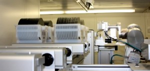 Ein Roboter be- und lädt die Wafer-Wagen in einer von Ortner automatisierten 200-mm-Fab. Abb.: Ortner