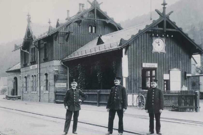 Ein altes Foto auf einer Informationstafel bezeugt, dass der Dienst bei der Bahn einst reine Männersache war. Repro: Christian Ruf