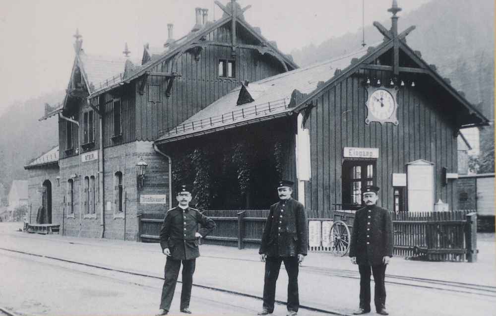 Ein altes Foto auf einer Informationstafel bezeugt, dass der Dienst bei der Bahn einst reine Männersache war. Repro: Christian Ruf