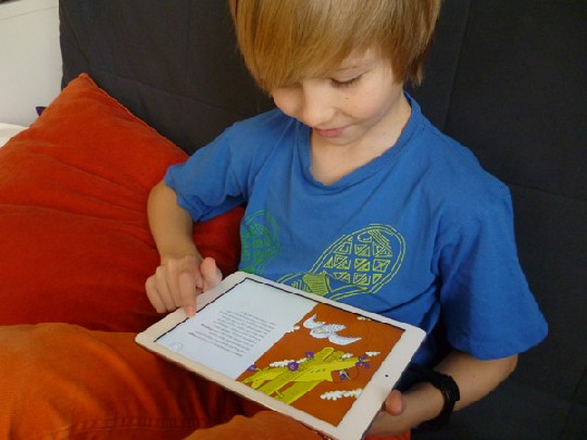 Viele Kinder begeistern sich für Tablet-Spiele und erschließen sich App-Konzepte intuitiv - darauf setzt auch die Kinderbuch-App "Meta Morfoß", von der es bisher erst einen Prototypen gibt. Foto: Daktylos