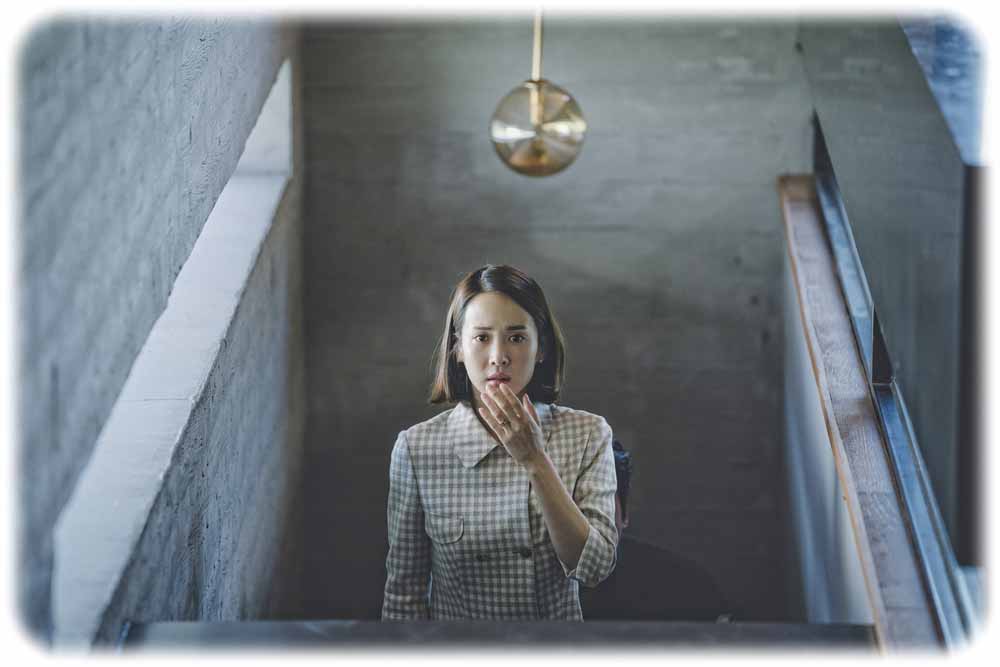 Yeon-kyo Park (Cho Yeo Jeong) hat sich mit ihrer Rolle als hübsche und leichtgläubige Gattin eines reichen Unternehmenschefs abgefunden. Szenenfoto: Koch-Film