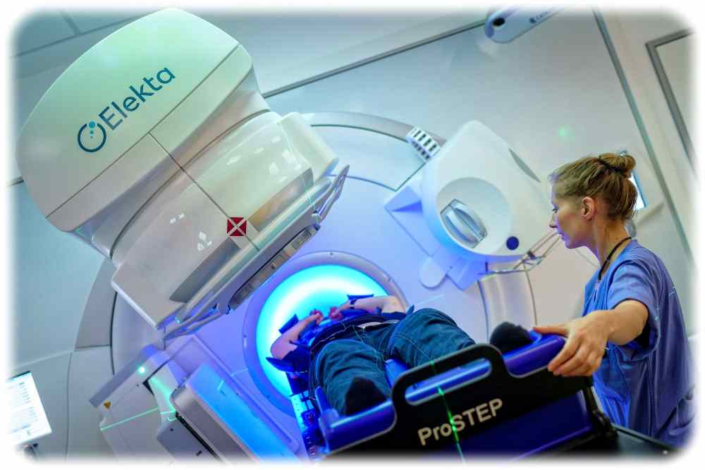 Patienten mit aggressiven Hirntumoren könnten von einer verbesserten Strahlentherapie profitieren. Grundlage ist eine kombinierte PET-MRT-Bildgebung. Foto: André Wirsig für das NCT/UCC