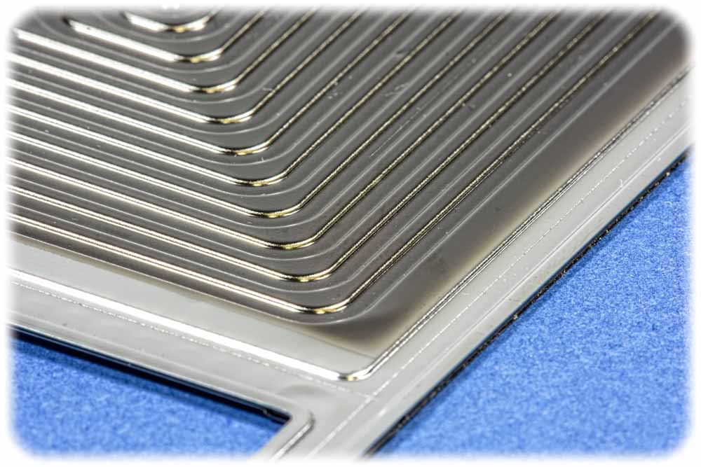Die etwa 50 bis 100 Mikrometer dünnen Stahlbleche werden mit einer nur wenige Nanometer dünnen graphit-ähnlichen Schicht überzogen.
