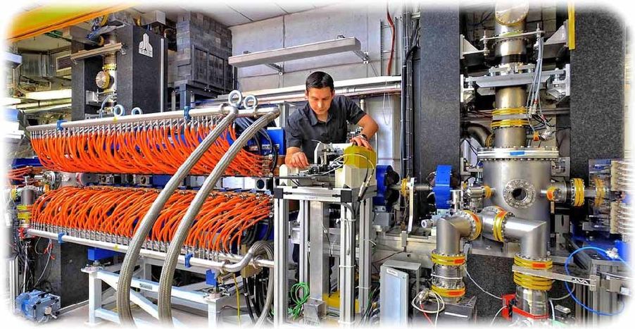 Physiker Michael Kuntzsch arbeitet an der TELBE-Anlage, die in Dresden-Rossendorf besonders brillante Terahertz-Strahlung erzeugt. Die Forscher versprechen sich noch Großes von den Analyse-Fähigkeiten dieser Durchlechtungstechnik. Foto: HZDR/Frank Bierstedt