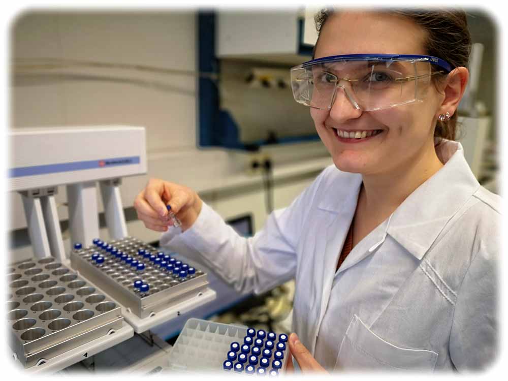 Silvia Lang präpariert in der Papiertechnischen Stiftung in Heidenau eine Probe für den Gaschromatographen, um ihre Bestandteile zu ermitteln. Foto: Heiko Weckbrodt