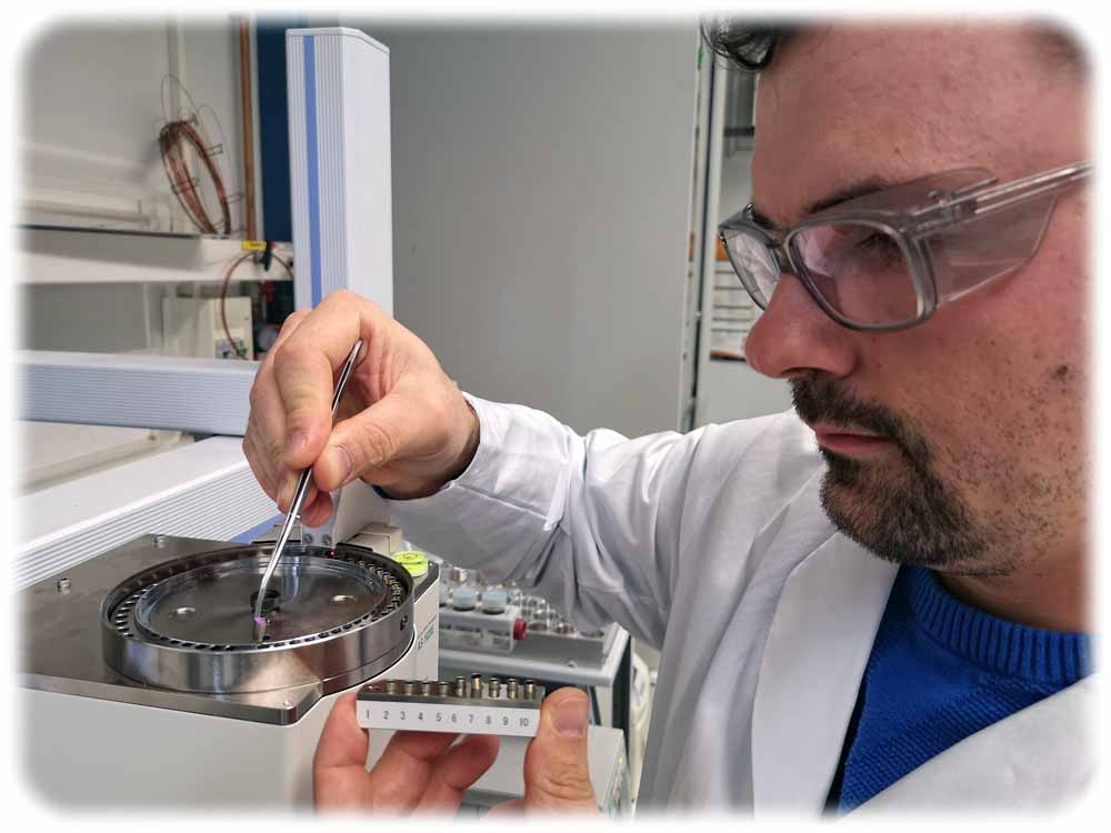 Projektleiter Max Schneider bereitet in der Papiertechnischen Stiftung in Heidenau eine Probe für die Pyrolyse vor, um ihre Bestandteile zu ermitteln. Foto: Heiko Weckbrodt