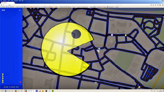 Dresdner werden dieses Labyrinth vielleicht erkennen: Der gelbe Pacman frisst hier gerade auf dem Dresdner Neumarkt um die Frauenkirche herum. Abb.: Google, Montage: hw