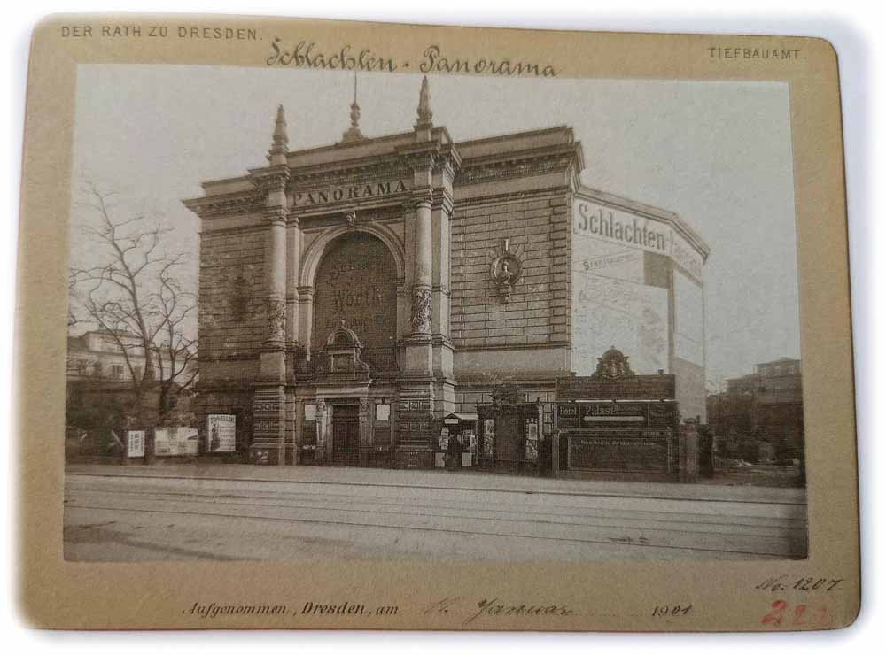Gebäude für das Panorama "Erstürmung von St. Privat am 18. August 1870" von Louis Braun in Dresden. Repro (hw) aus: Ausstellungskatalog "Krieg. Macht. Nation", Sandstein-Verlag