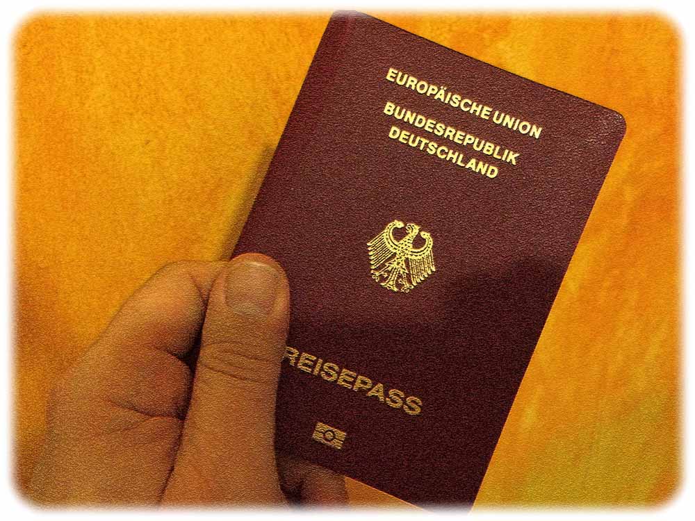 Der deutsche Pass öffnet weltweit besonders viele Grenzschranken. Foto (bearbeitet, verfremdet): Heiko Weckbrodt